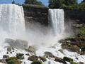 Bridal Veil Falls widziany z dołu oraz widok na ścieżkę doprowadzającą turystów pod wodospad. Fot. Magdalena Kołodziejska.JPG